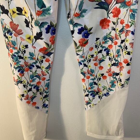 FABLETICS Women’s Brogan White Flowered Capris / Size: Small 4-6 - Picture 8 of 10